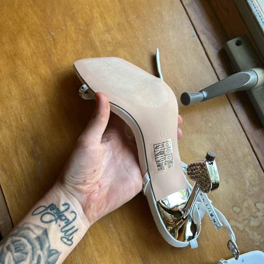 Heels - Picture 4 of 4